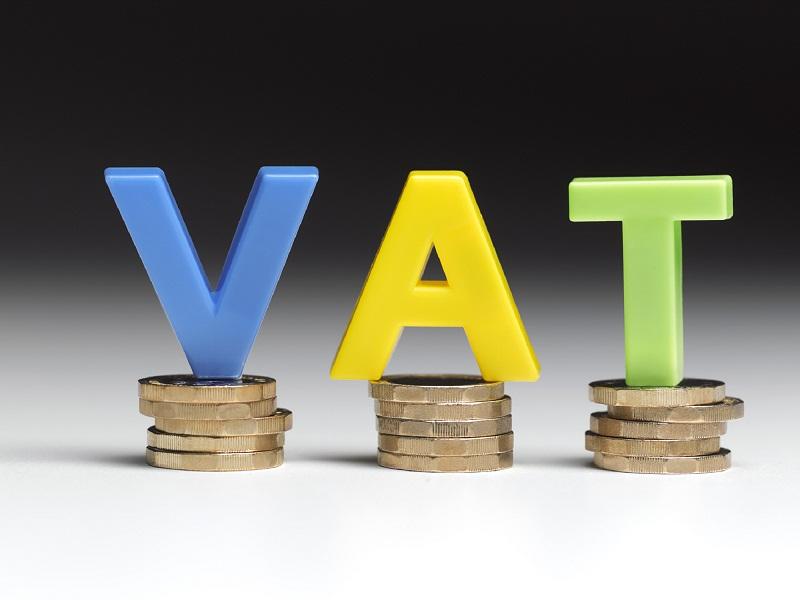 Kolorowy napis VAT na monetach